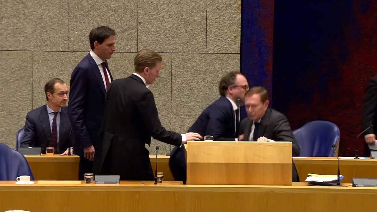 Minister Bruins zakt in elkaar tijdens debat, treedt dag later af