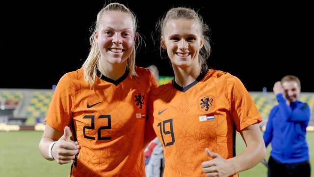 Debutanten Jill Baijings van SGS Essen en Kerstin Casparij van FC Twente.