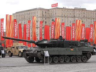 Russen pronken met geroofd oorlogsmaterieel in Moskou