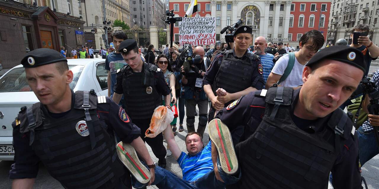 Vijftien arrestaties bij ongeoorloofde gay pride in Moskou
