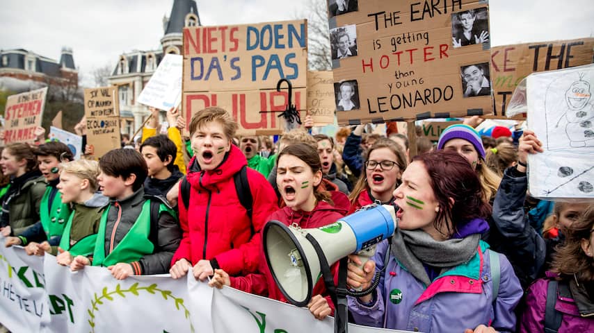 Enkele duizenden 'klimaatspijbelaars' demonstreren in Amsterdam
