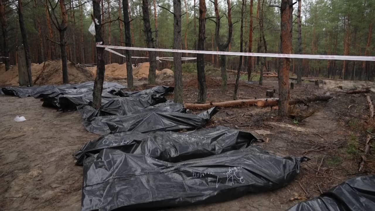 Beeld uit video: Weer nieuwe graven gevonden in door Oekraïne bevrijd gebied