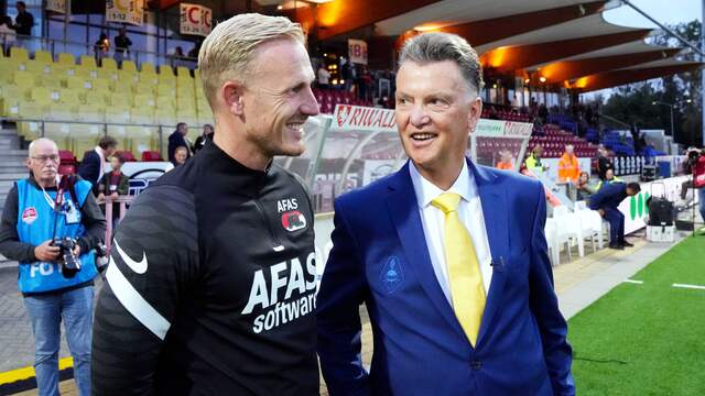 Van Gaal praat ook bij met Jong AZ-assistent Nick van der Velden, die hij in het verleden ook onder zijn hoede had bij AZ.