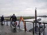 Op 11 januari begint Rijkswaterstaat met het schoonmaken van de Maas. Door het droogvallen van de watergangen is veel vervuiling zichtbaar.