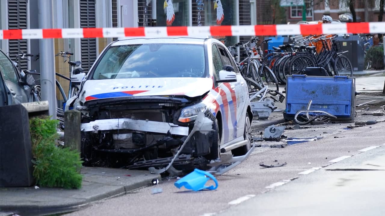 Beeld uit video: Veel schade door gecrashte politieauto in Utrecht