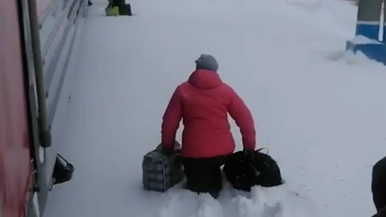 Beeld uit video: Treinreizigers zakken door dik pak sneeuw na uitstappen in Rusland