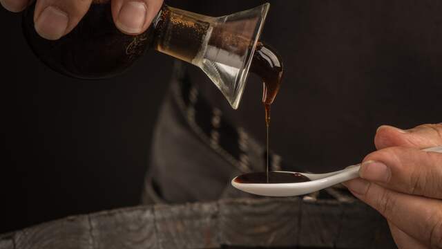 Balsamico is donker van kleur en stoperig.