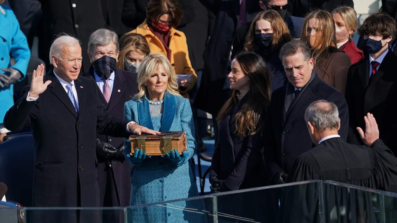 John Roberts, de voorzitter van het Amerikaanse Hooggerechtshof, nam de presidentiële eed af.