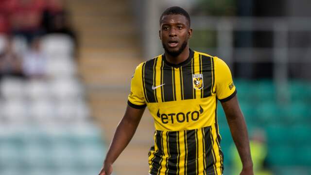 Riechedly Bazoer, die deze zomer hoopt te vertrekken bij Vitesse, tijdens de wedstrijd tegen Dundalk.