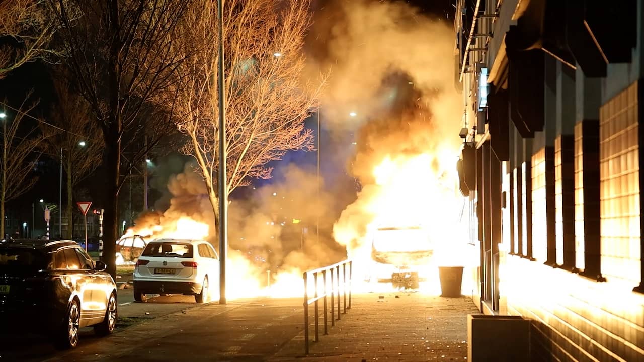 https://media.nu.nl/m/kenx5vfa46ys_wd1280/brandende-autos-en-chaos-in-den-haag-bij-rellen-groepen-eritreeers.jpg