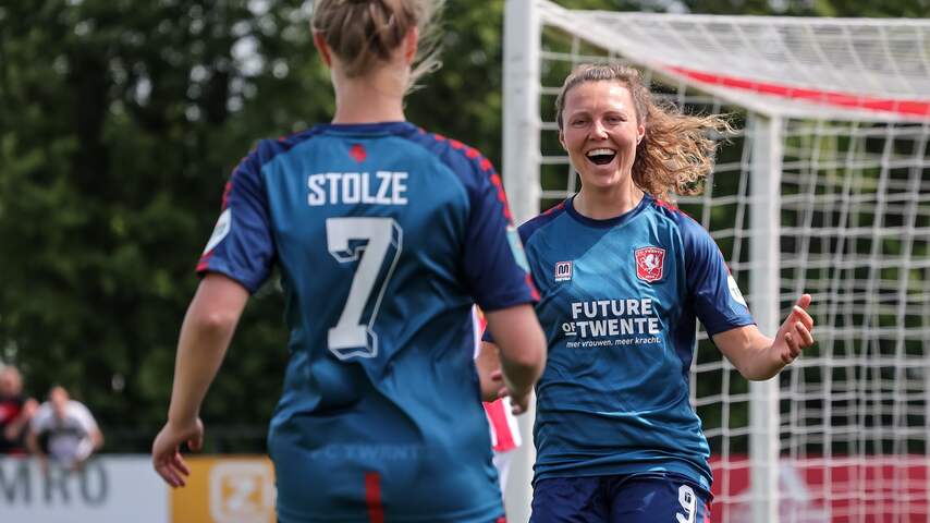 Afzwaaiende Kalma helpt Twente Vrouwen aan Eredivisie Cup in thriller tegen Ajax