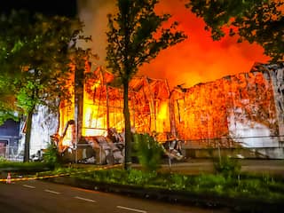Brandweer nog altijd druk met nablussen brand Oss, omwonenden nog niet thuis
