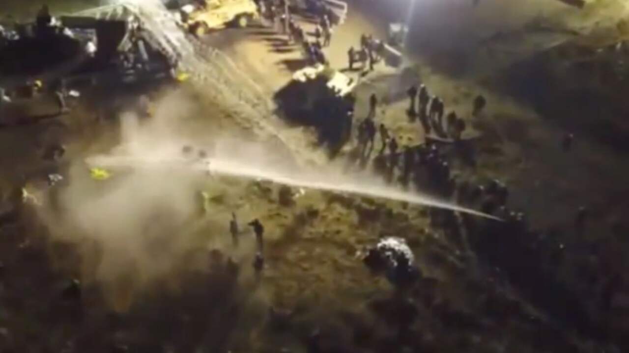 Amerikaanse politie zet waterkanon in tijdens protesten