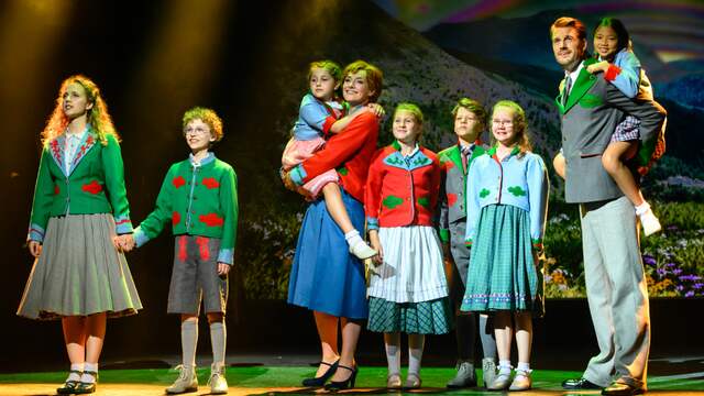 De familie Von Trapp, met Nandi van Beurden als Maria en Stefan Rokebrand als kapitein Von Trapp.