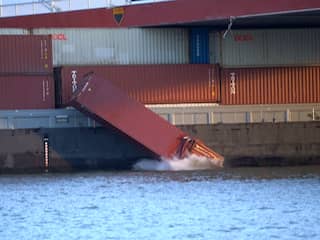 Een container valt van het schip na een aanvaring met de Willemsbrug in Rotterdam