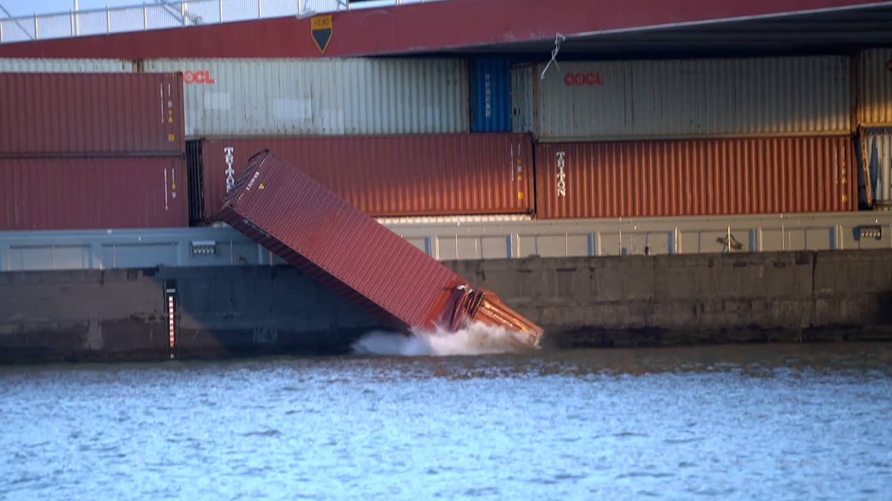 Beeld uit video: Container valt van schip na aanvaring met Willemsbrug in Rotterdam