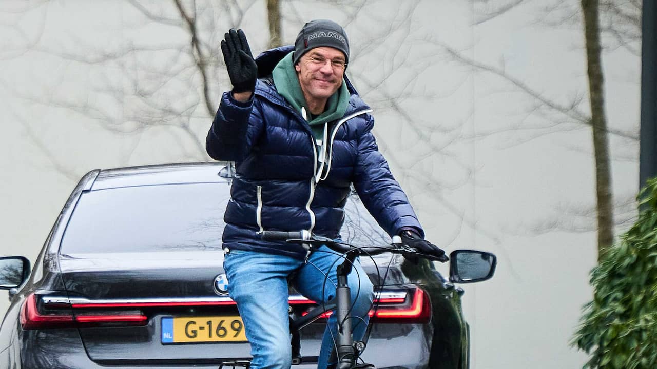 Beeld uit video: Is Rutte echt een fietsende, hoodiedragende man of is het politiek spel?