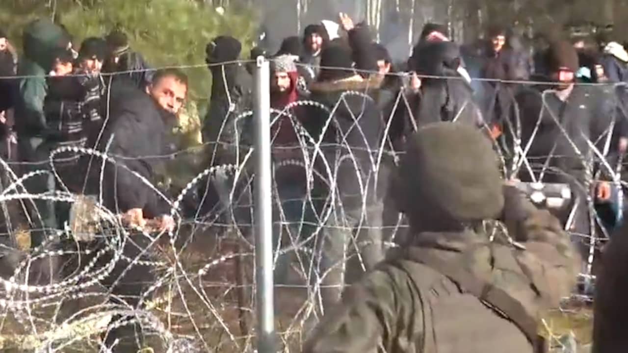 Beeld uit video: Grote stroom migranten probeert EU via Poolse grens te bereiken