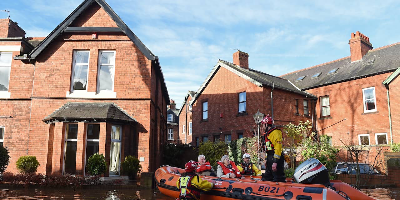 Britse huishoudens voorlopig zonder stroom na overstromingen