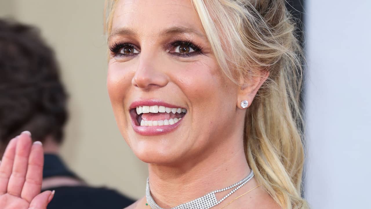 Britney Spears Teeth - Why Does Britney Spears Have a Gap Tooth