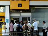 Grieken gaan maandag massaal naar de bank, nu er na een sluiting van drie weken weer meer dan 60 euro per dag opgenomen kan worden. Bij verschillende banken in Athene staan flinke rijen voor de deur.
