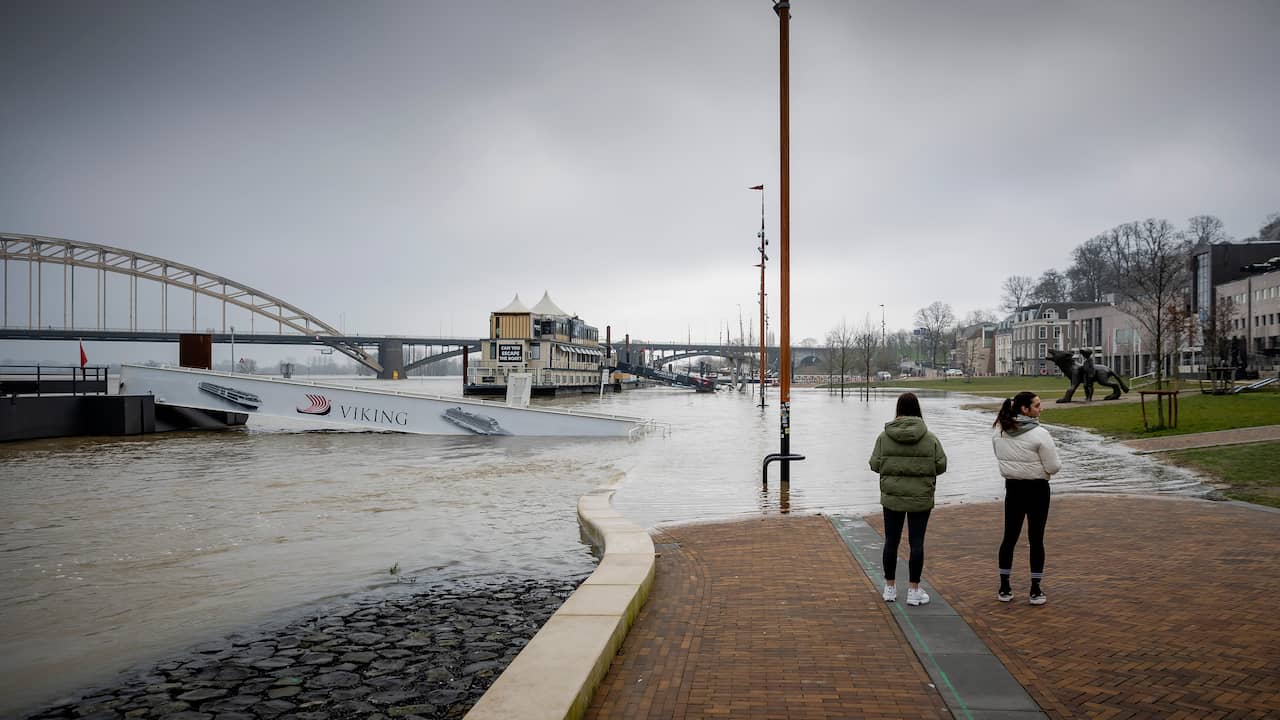 De Waalkade in Nijmegen werd in de winter ook al afgesloten vanwege hoogwater.