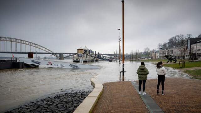 De Waalkade in Nijmegen werd in de winter ook al afgesloten vanwege hoogwater.