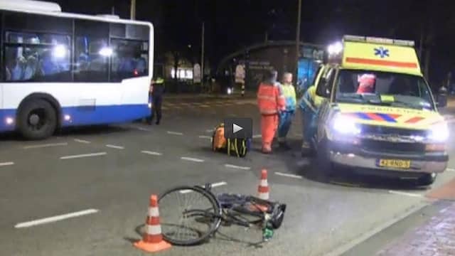 Vrouw gewond na aanrijding bus Amsterdam. Vrouw gewond na aanrijding bus Amsterdam.