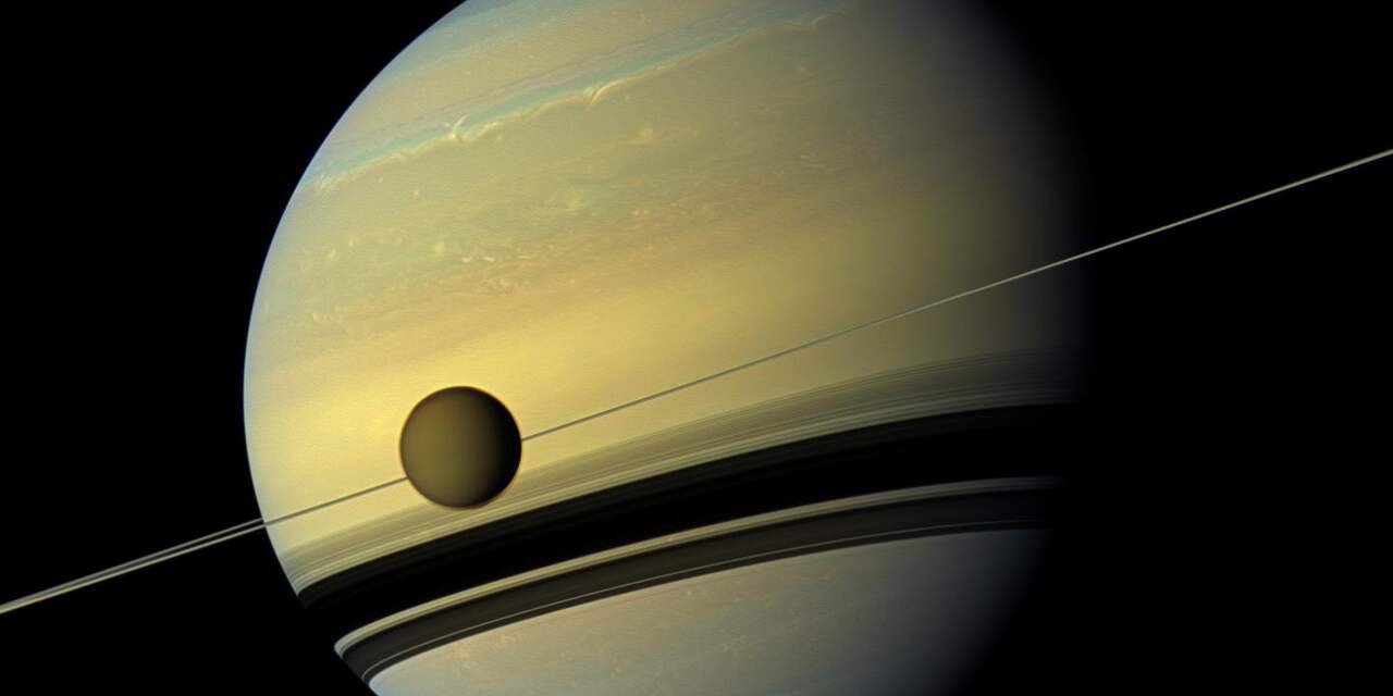 Astronomen brengen het landschap van Saturnus' grootste maan in kaart