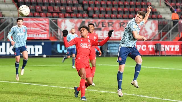 Huntelaar maakt de 1-2 in zijn laatste wedstrijd voor Ajax.