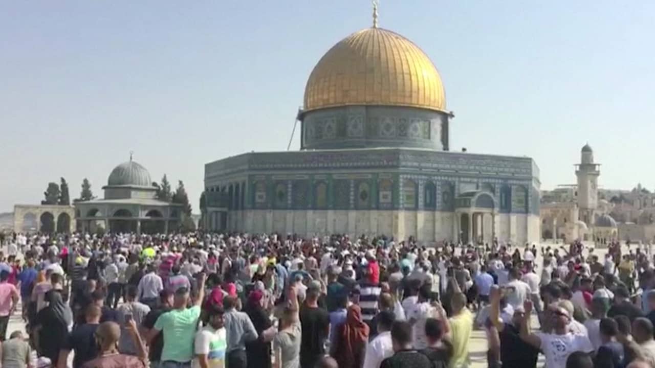 Beeld uit video: Duizenden mensen rennen naar al-Aqsa-moskee Jeruzalem