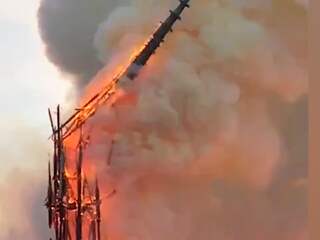 Torenspits Notre-Dame stort in door verwoestende brand