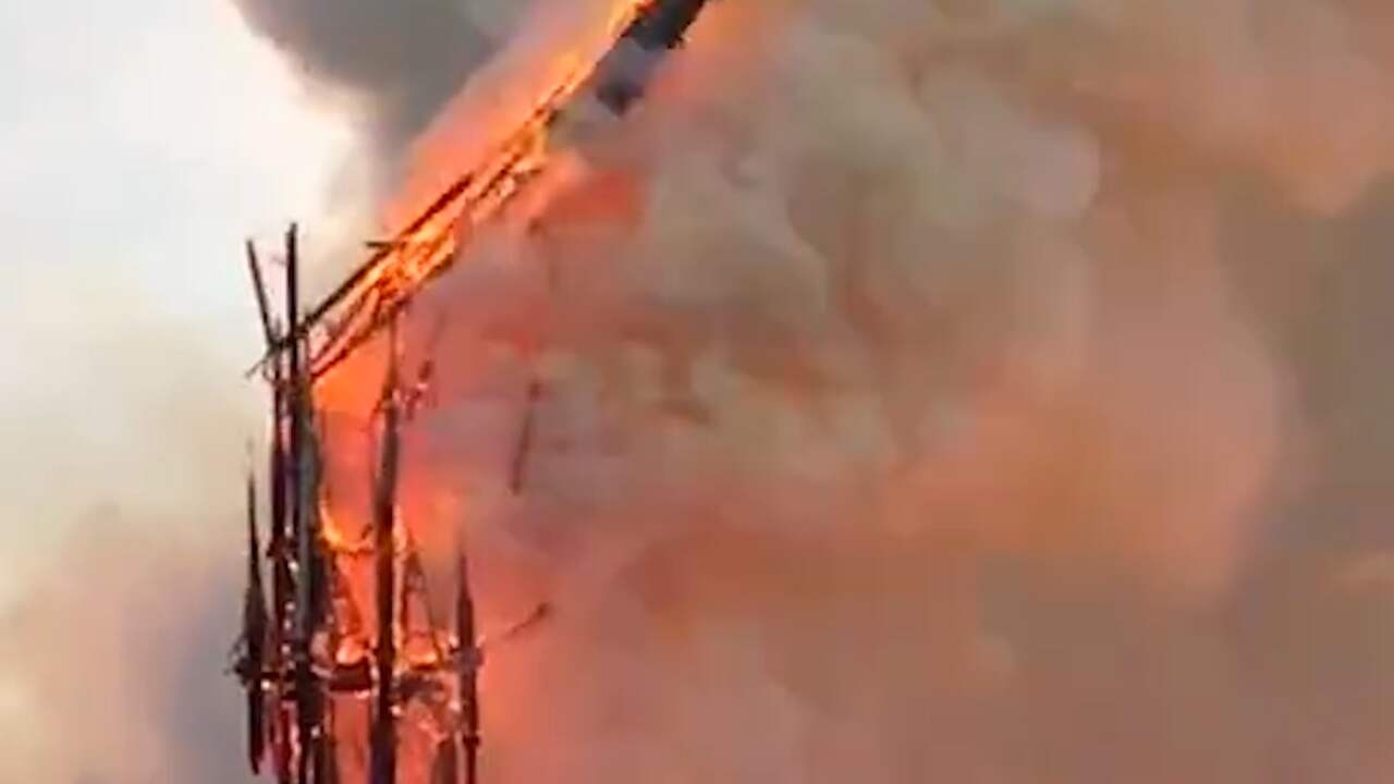 Torenspits Notre-Dame valt naar beneden door verwoestende brand