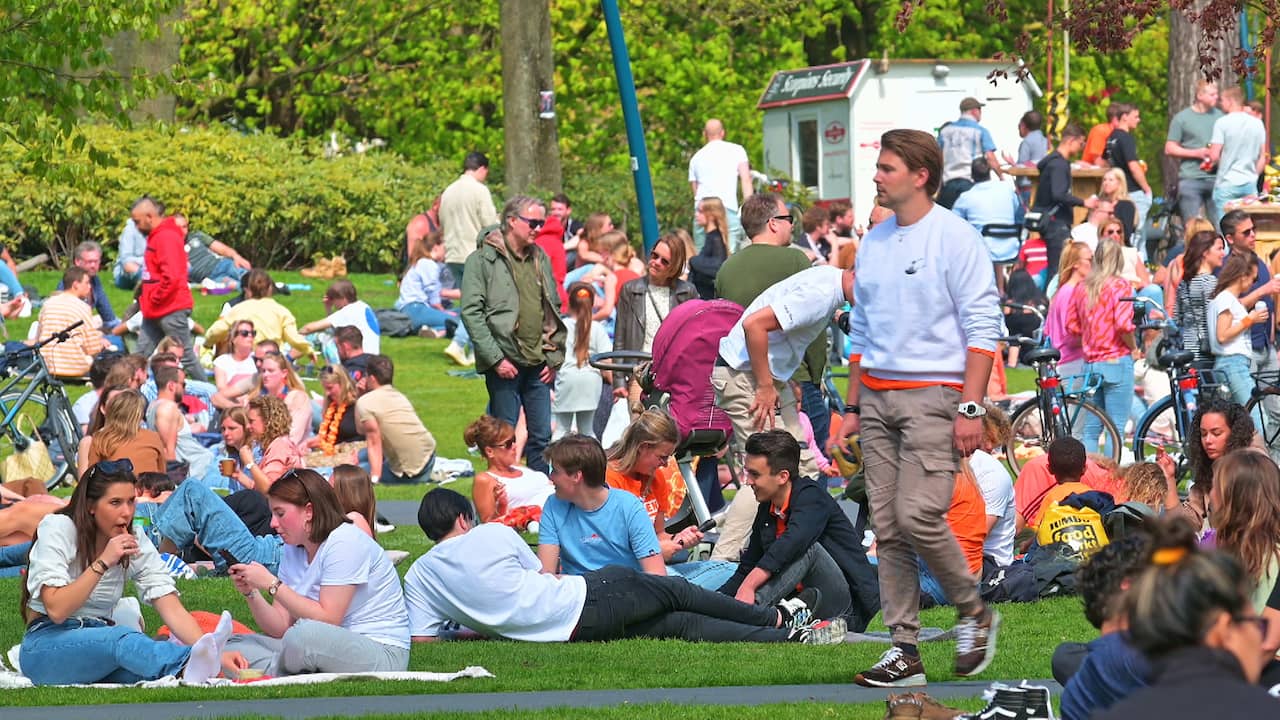 Beeld uit video: Enorme drukte op Koningsdag leidt tot sluiting stadsparken