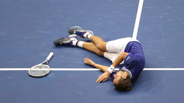 Daniil Medvedev kan zijn geluk niet op met zijn eerste Grand Slam-titel.