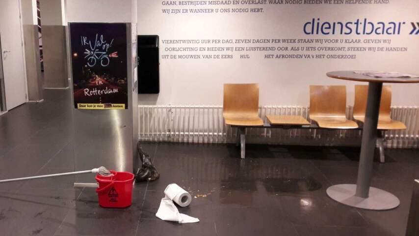 Dronken student geeft over en poept midden in Rotterdams politiebureau