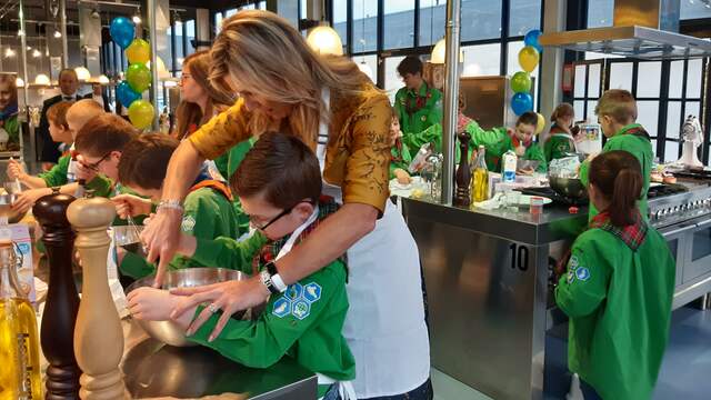 Feestje bij de scouting: Máxima bakt cupcakes met de welpen