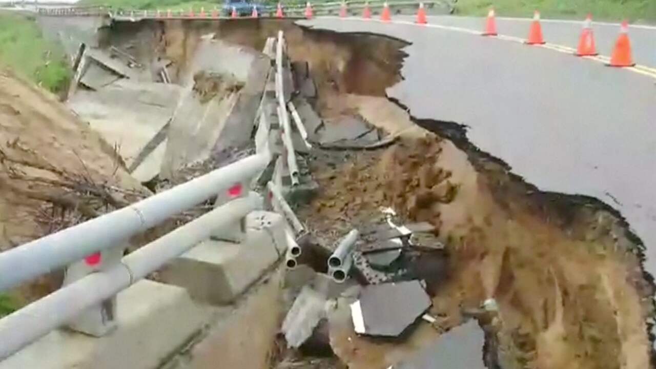 Beeld uit video: Storm in Taiwan veroorzaakt grote krater in weg