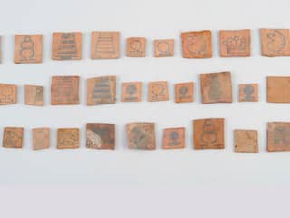 Bijzondere kartonnen schaakstukken gevonden onder vloer in Auschwitz