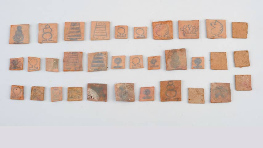 Bijzondere kartonnen schaakstukken gevonden onder vloer in Auschwitz