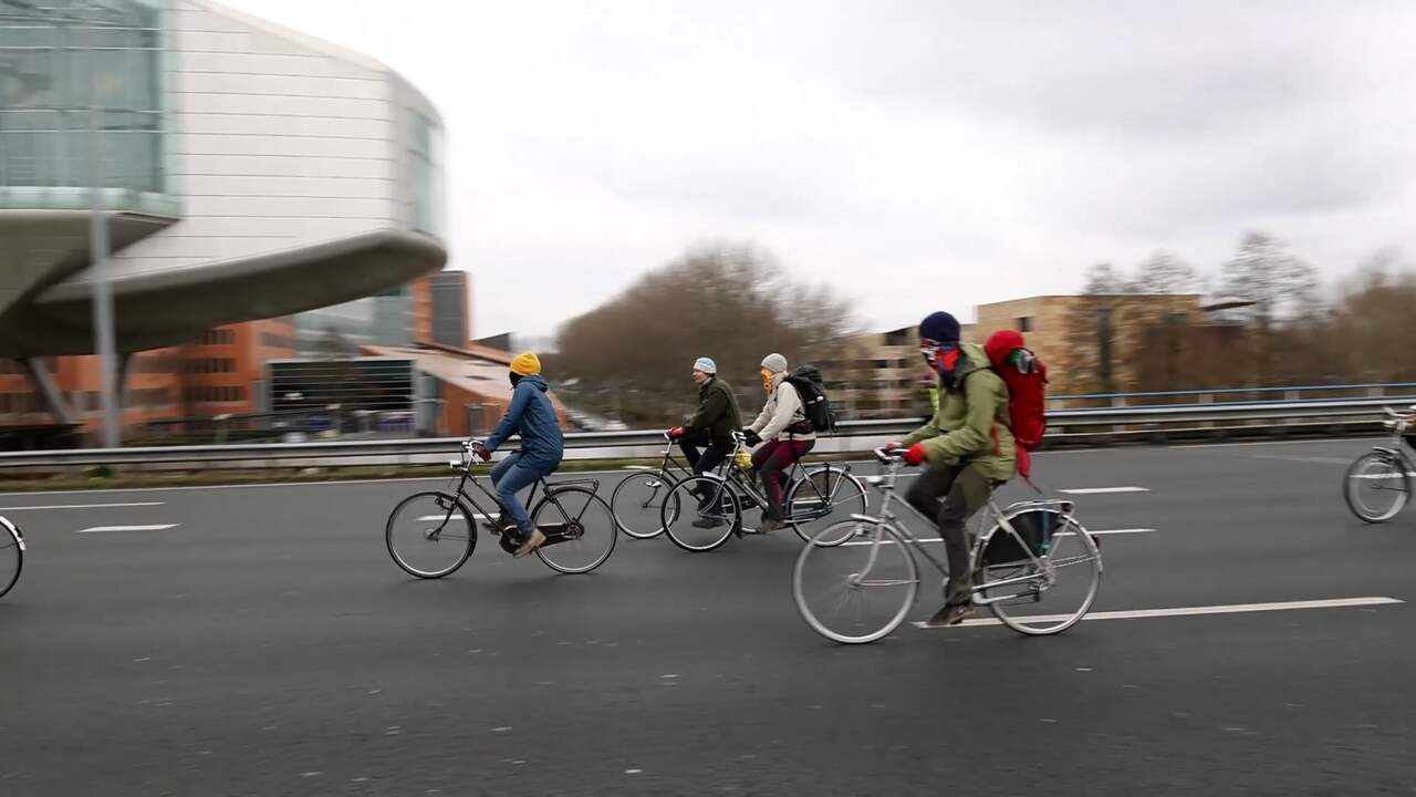 Videobeeld: Extinction Rebellion fietst over de snelweg A10