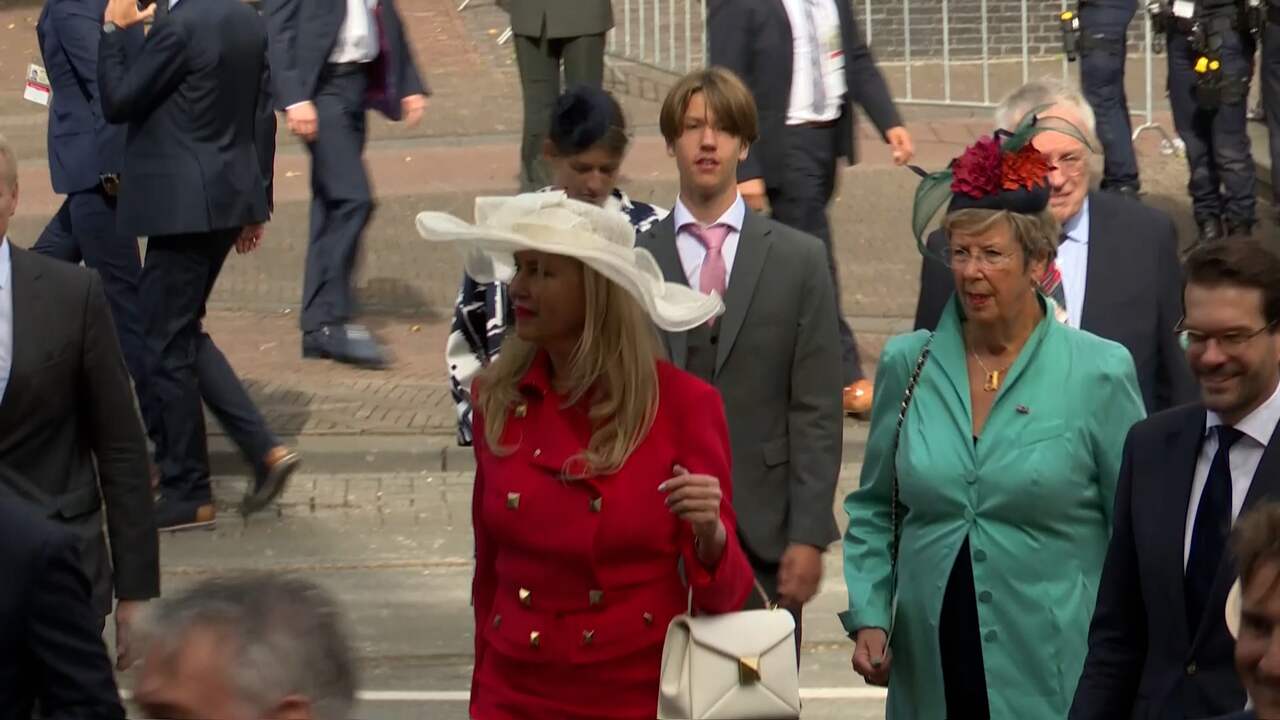Beeld uit video: Vrouwelijke Kamerleden pakken uit met hoeden op Prinsjesdag