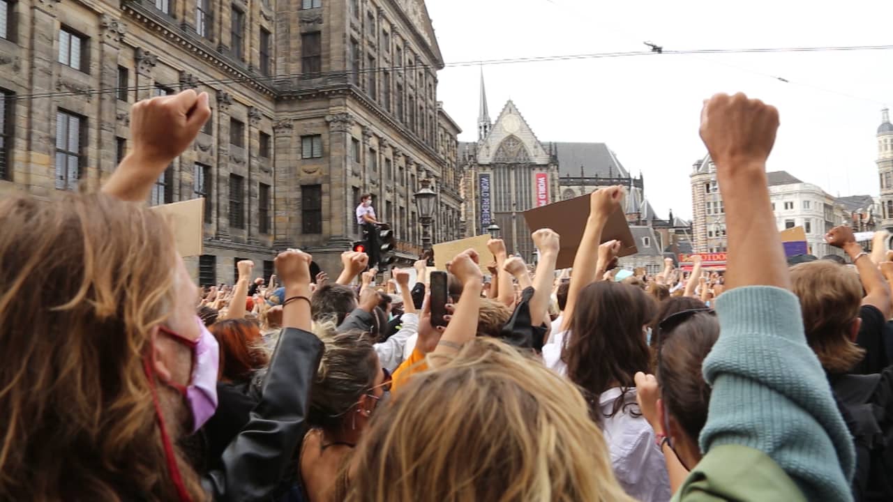 Beeld uit video: Drukke Dam in Amsterdam minuut stil voor doden door politiegeweld