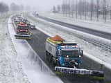 Rijkswaterstaat zette zaterdag extra materieel in om de wegen zo begaanbaar mogelijk te houden. Voor het eerst deze winter kreeg het land op grote schaal met sneeuw en gladheid te maken.