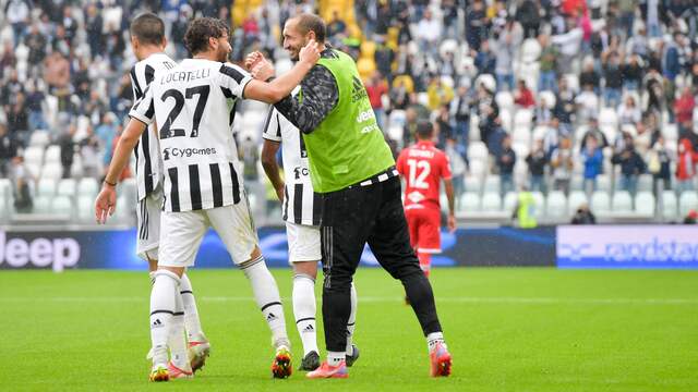 Bankzitter Giorgio Chiellini feliciteert zijn teamgenoot Manuel Locatelli met de 3-1.