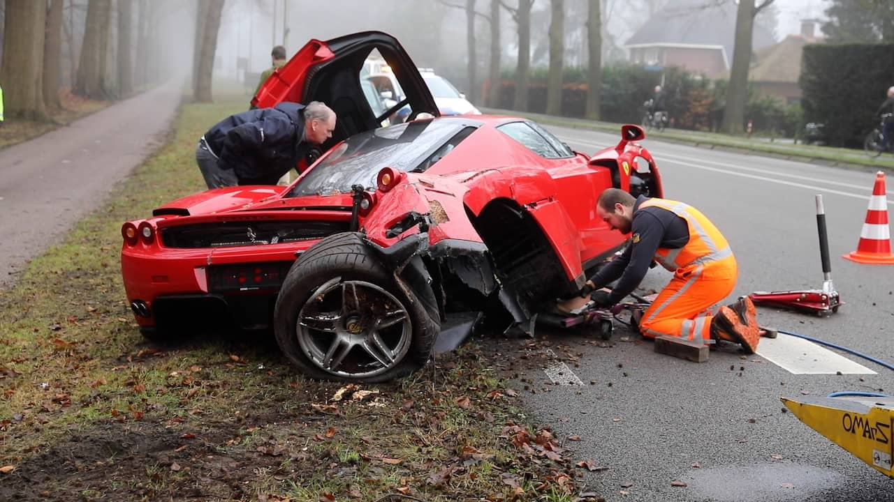 Beeld uit video: Bestuurder rijdt exclusieve Ferrari in de prak bij Baarn