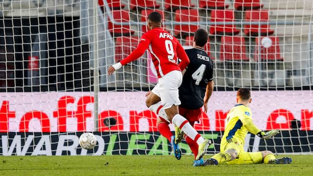 Myron Boadu zet AZ op een 4-2-voorsprong tegen Feyenoord en voltooit daarmee zijn hattrick.