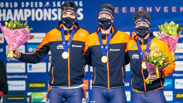 Beau Snellink (midden) werd in Thialf wereldkampioen ploegenachtervolging met Patrick Roest (links) en Marcel Bosker (rechts).