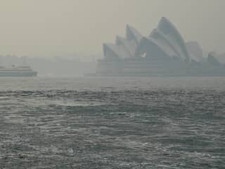 Sydney gehuld in dikke laag rook door voortwoekerende bosbranden