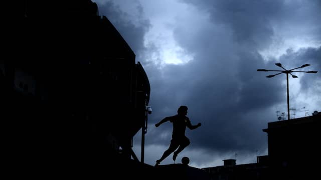 Bij het stadion van Napoli is een levensgroot bronzen beeld van Maradona geplaatst. Afgelopen zomer werd bij een Argentijns stadion al een groot standbeeld van de voormalige topspeler onthuld.